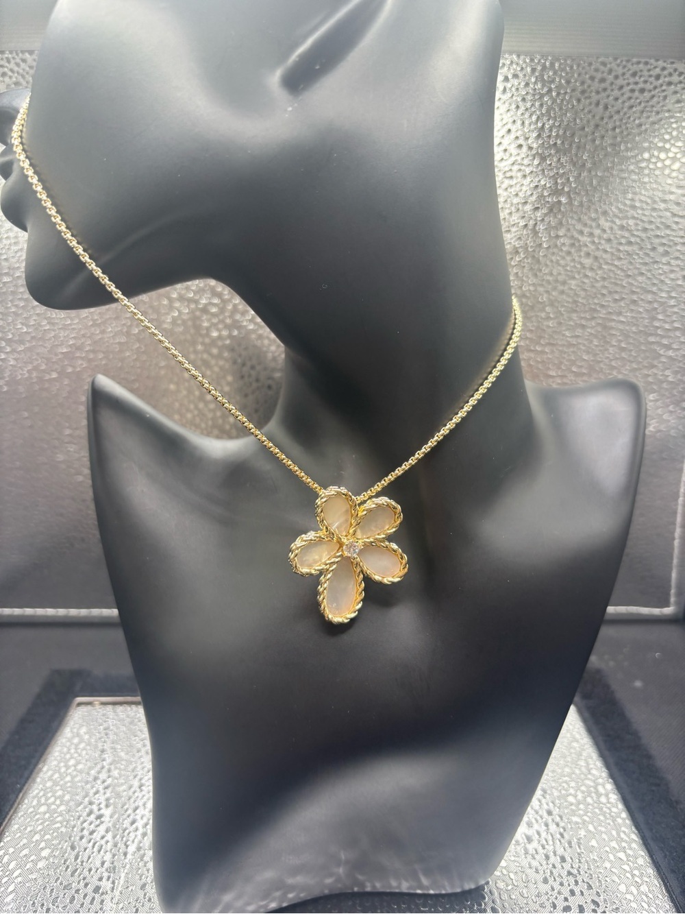 Gold Flower Pendant Necklace with Mother Of Pearl ❤️